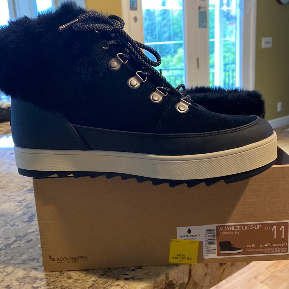 NWT KOOLABURRA BY UGG WOMEN’S LACE-UP BOOTS